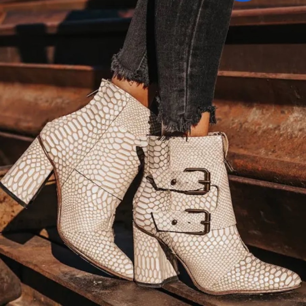 Sz.9 Freebird Joey Boot leather white snake